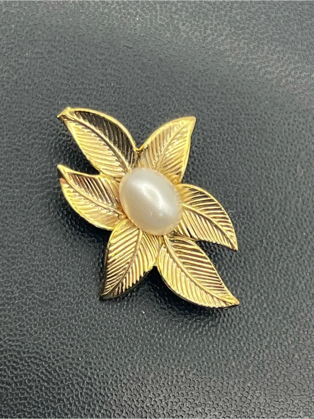 Gold tone faux pearl vintage flower leaves brooch pin